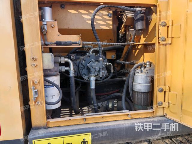 液压泵舱室正面整体（整机外观）