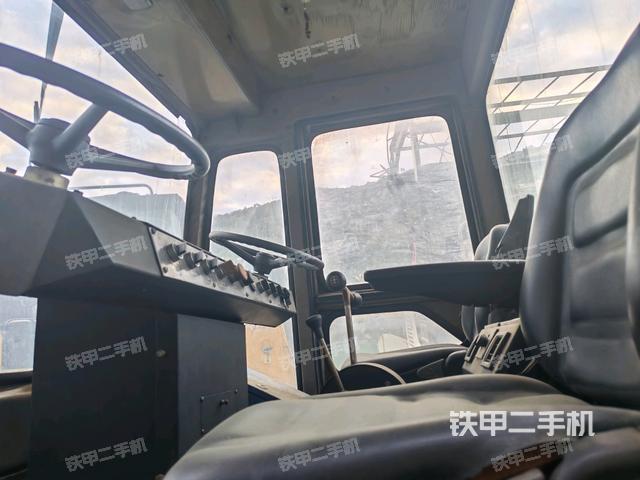 操作臺全景（壓路機駕駛室）