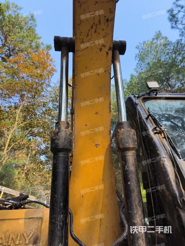 大臂油缸整体 竖拍（工作和回转装置）