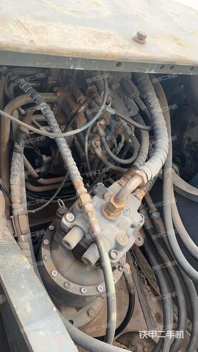 回转马达和主控阀（整机外观）