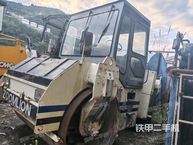 中聯(lián)重科YZC12B壓路機