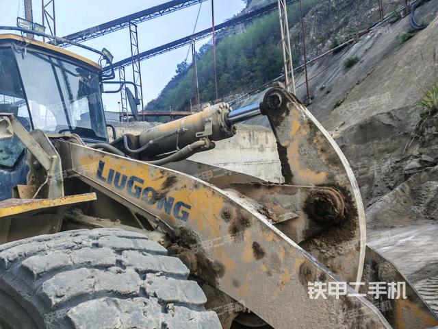 鏟斗油缸側(cè)面（工作裝置）