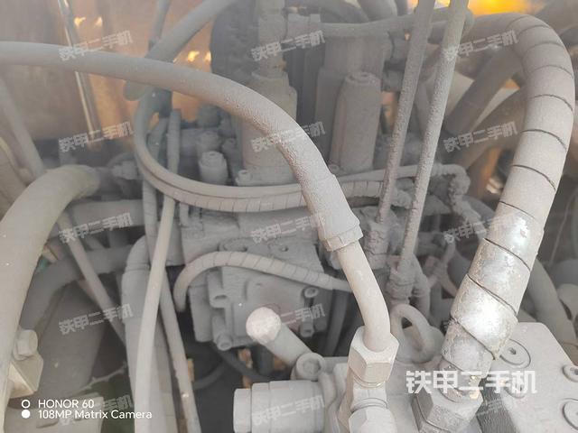 回轉(zhuǎn)馬達(dá)和主控閥（整機(jī)外觀）