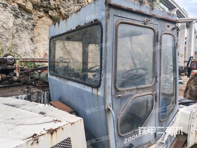 后輪左側(cè)全景（壓路機前后車架）