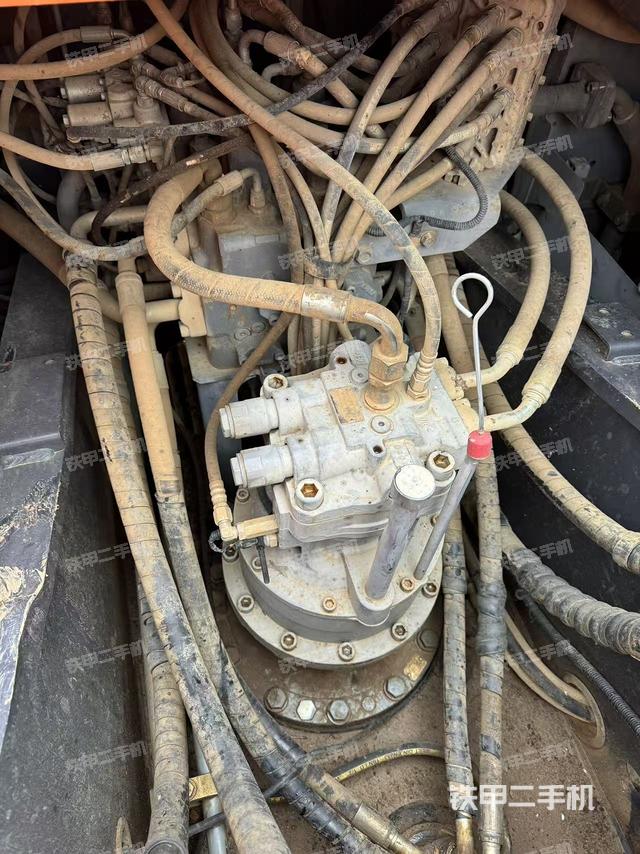 回转马达和主控阀（整机外观）