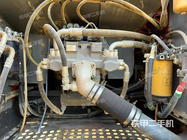 液压泵舱室正面整体（整机外观）