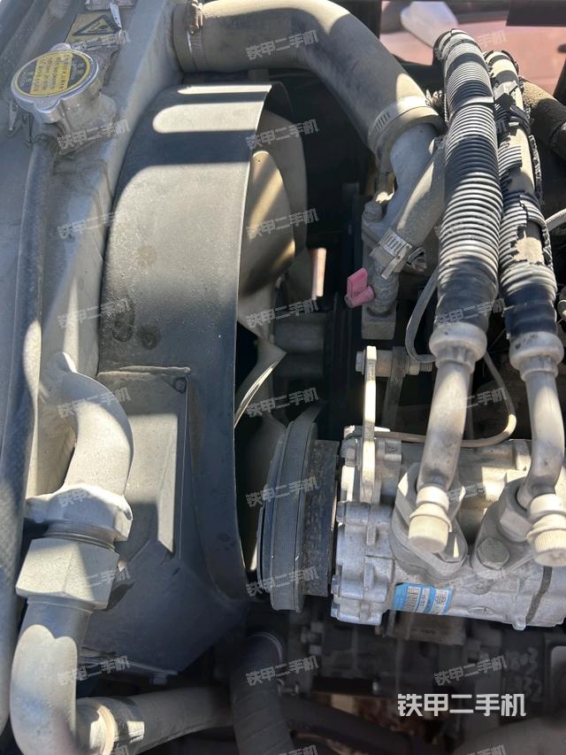 液压泵舱室正面整体（整机外观）