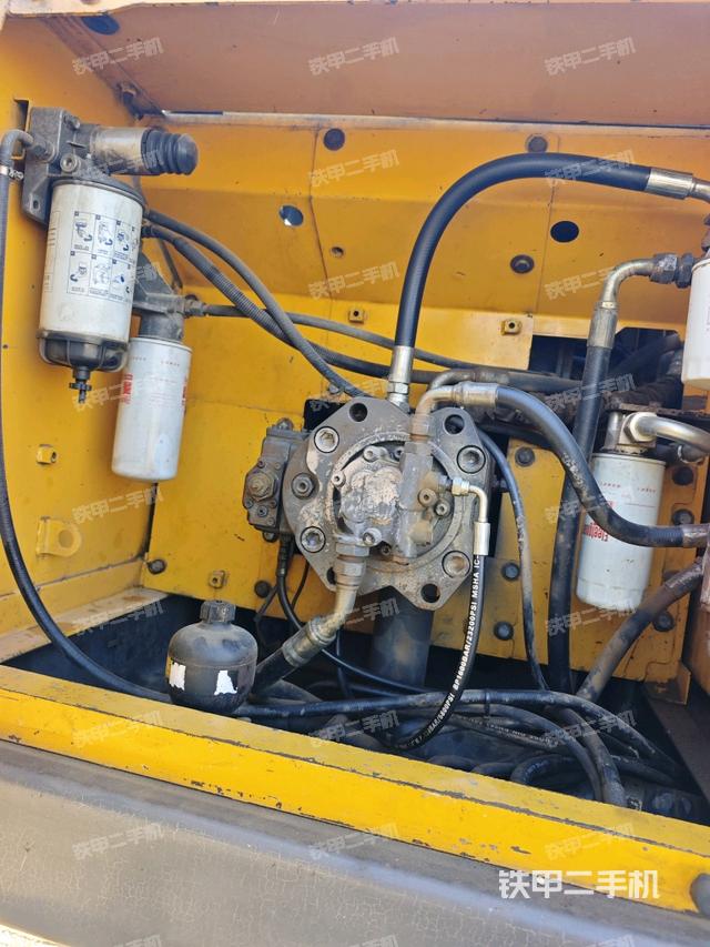 液壓泵艙室正面整體（整機外觀）