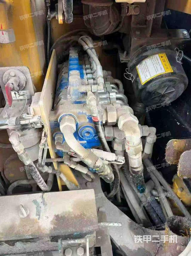 回转马达和主控阀（整机外观）