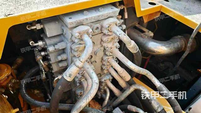 回转马达和主控阀（整机外观）