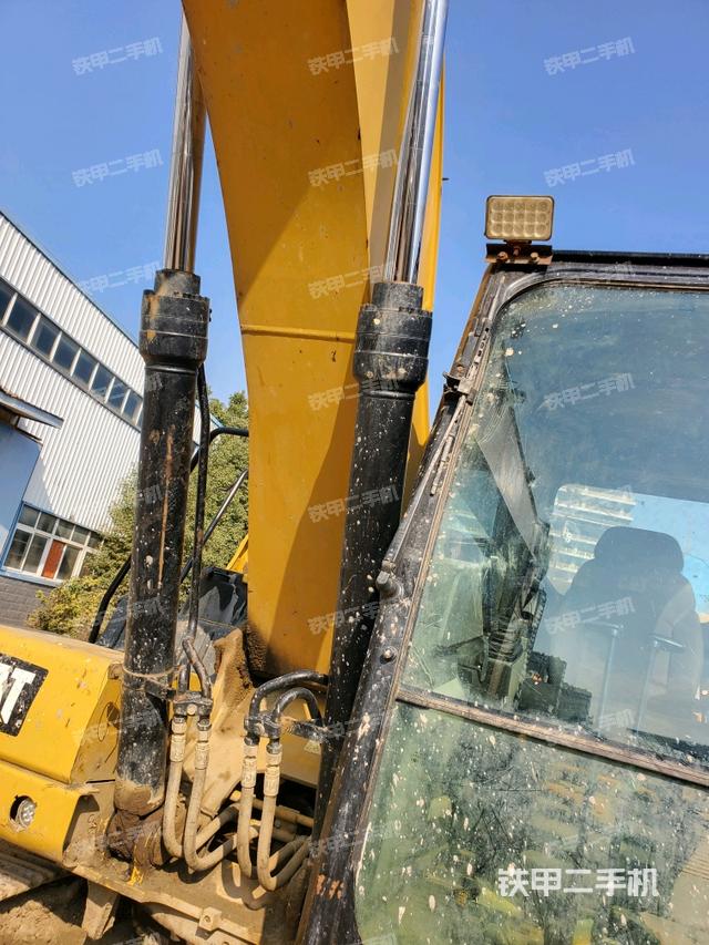 大臂油缸整体 竖拍（工作和回转装置）