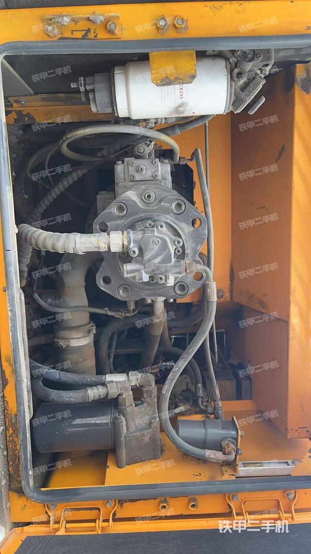 液压泵舱室正面整体（整机外观）