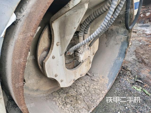 前輪右側(cè)減震塊連接及部件（壓路機前后車架）