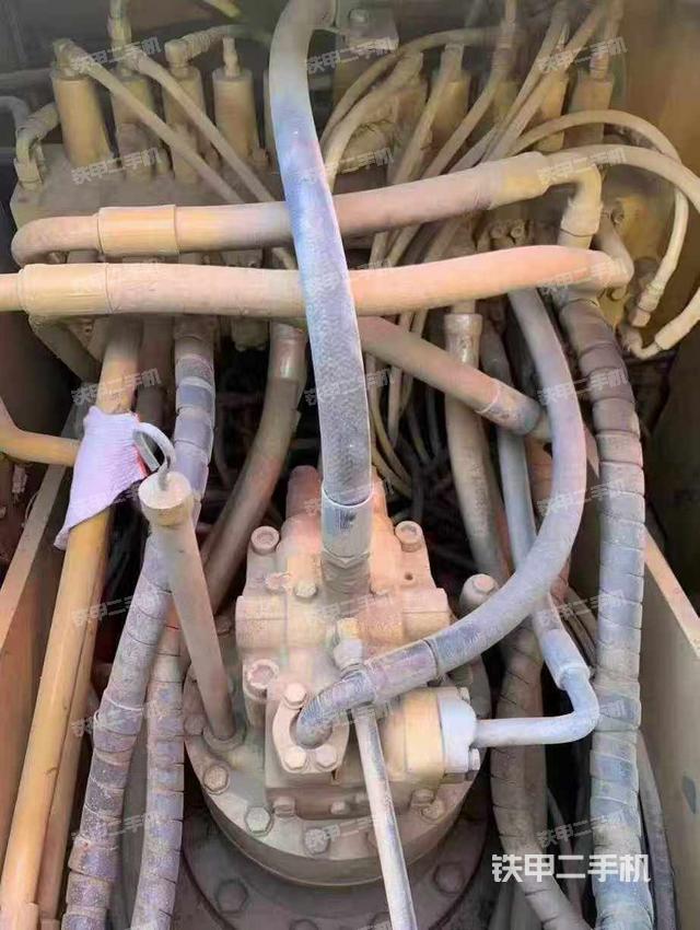 回轉(zhuǎn)馬達(dá)和主控閥（整機(jī)外觀）