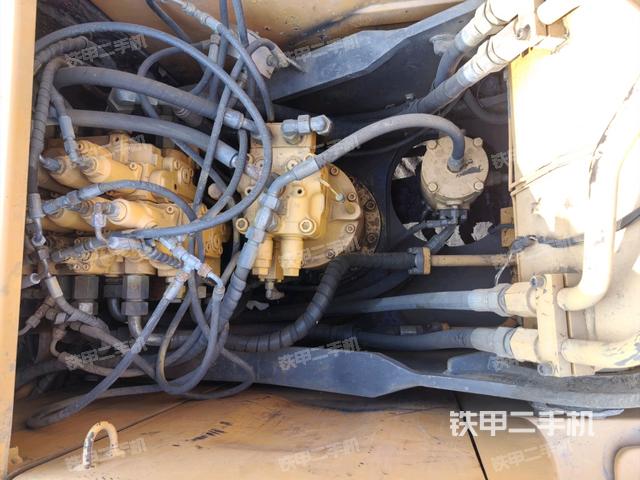 回转马达和主控阀（整机外观）