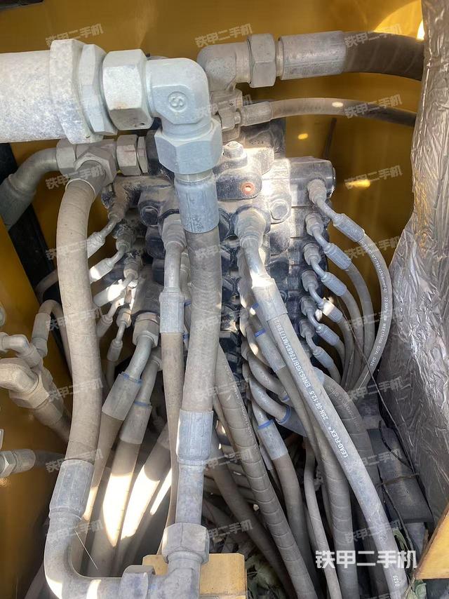 回轉(zhuǎn)馬達(dá)和主控閥（整機(jī)外觀）