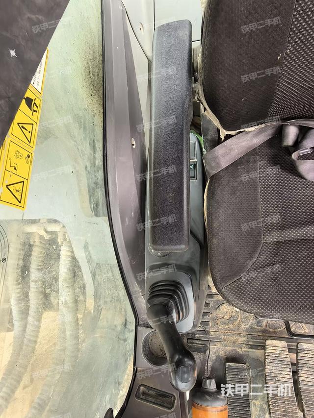 座椅右侧控制台/钥匙门/油门/含右手柄（驾驶室部分）