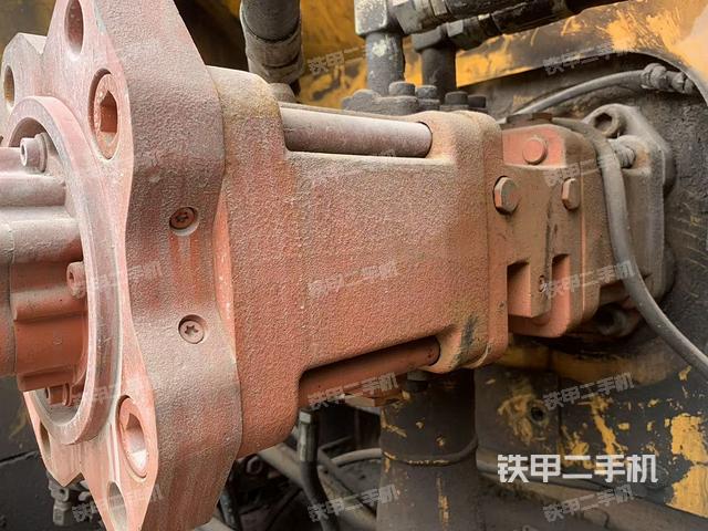 液压泵舱室正面整体（整机外观）