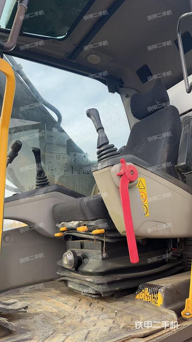 駕駛室整體（整機外觀）