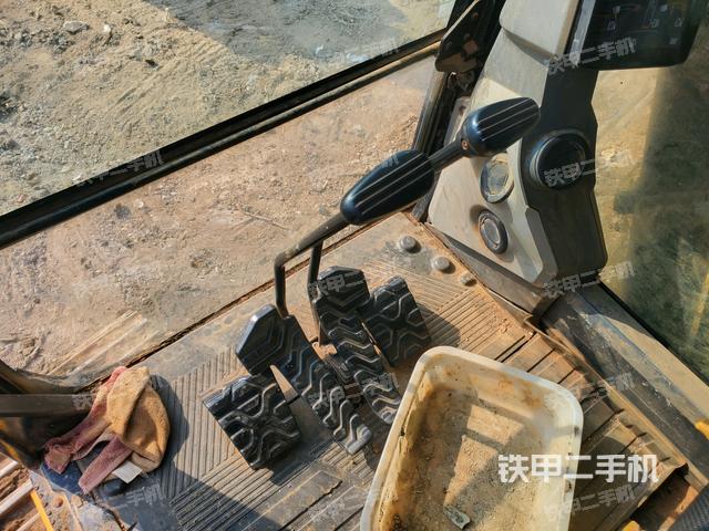 行走控制手柄和踏板 俯拍（驾驶室部分）