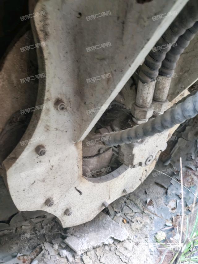 后輪右側(cè)全景（壓路機前后車架）