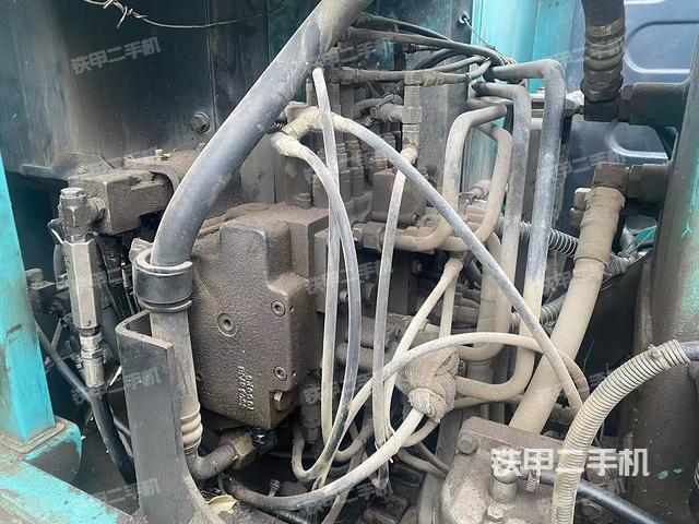 回转马达和主控阀（整机外观）