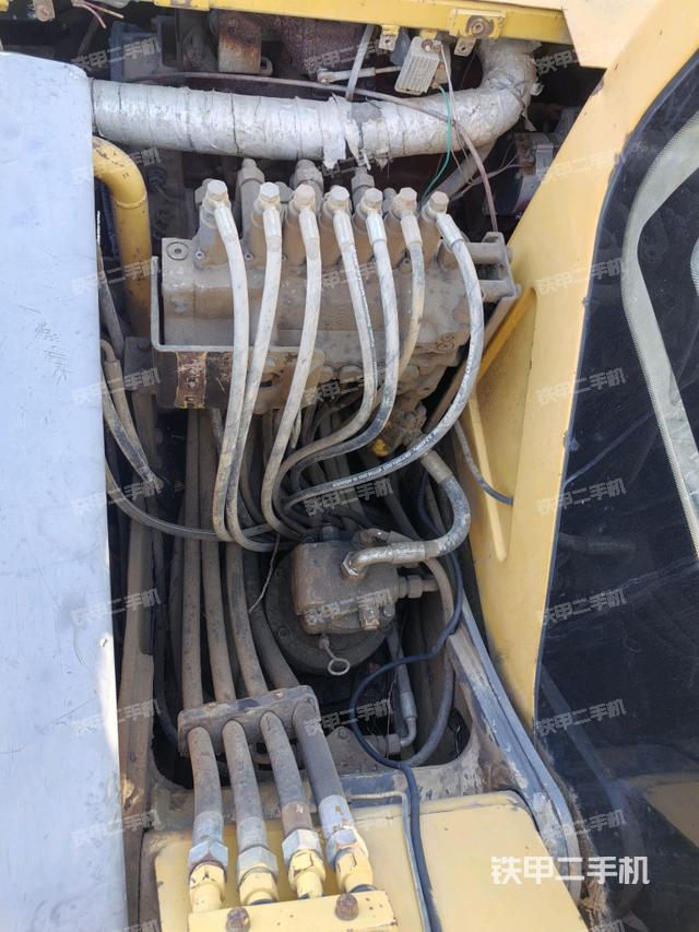 回转马达和主控阀（整机外观）