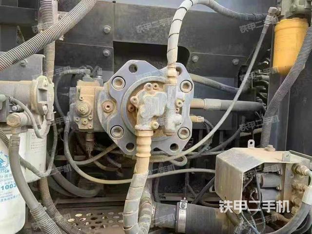 液压泵舱室正面整体（整机外观）