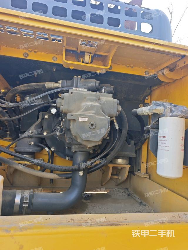 液壓泵艙室正面整體（整機外觀）