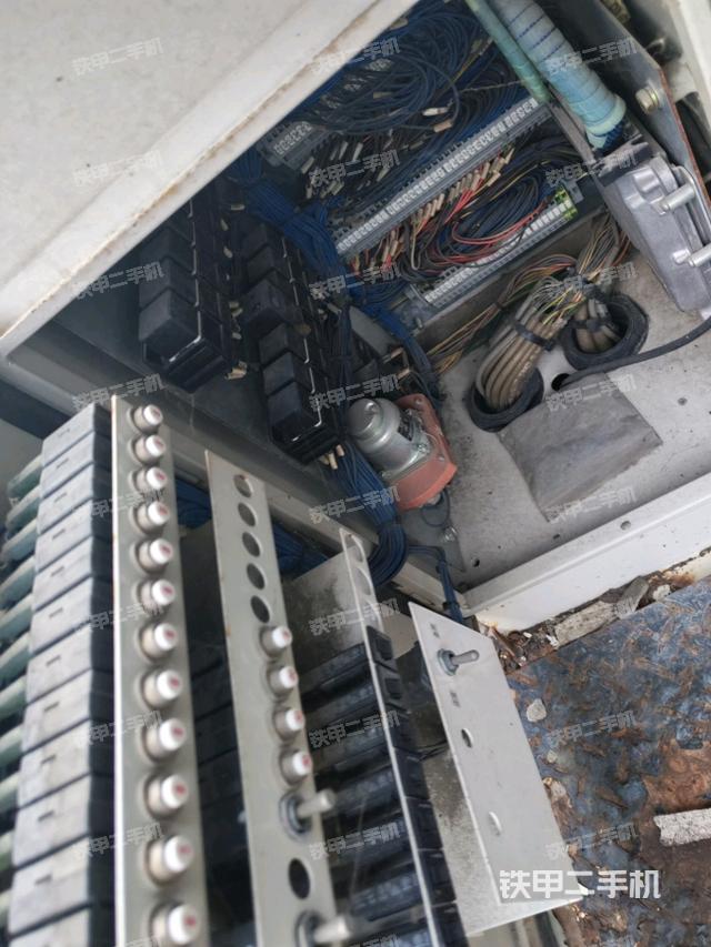 發(fā)動機上部全景（壓路機發(fā)動機艙）