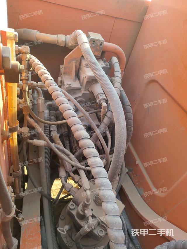 回转马达和主控阀（整机外观）