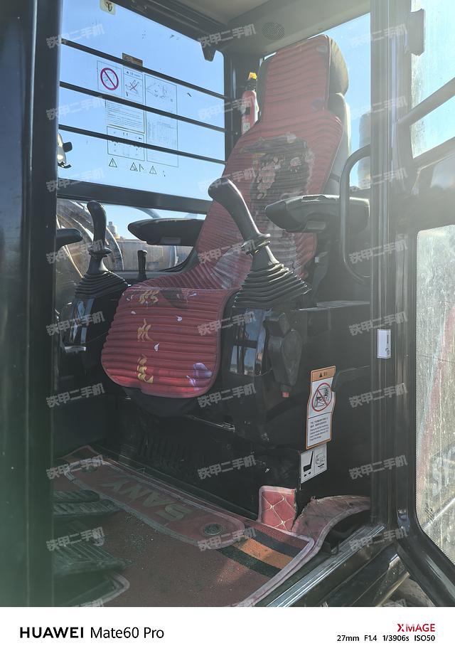 回转马达和主控阀（整机外观）