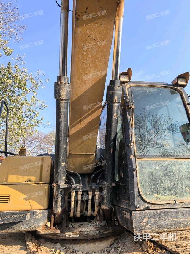 大臂油缸整体 竖拍（工作和回转装置）