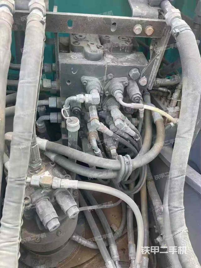 回转马达和主控阀（整机外观）