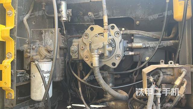 液压泵舱室正面整体（整机外观）