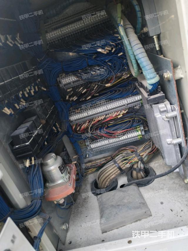 發(fā)動機右側(cè)全景（壓路機發(fā)動機艙）