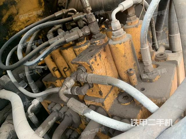 回转马达和主控阀（整机外观）