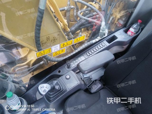 行走控制手柄和踏板 俯拍（驾驶室部分）