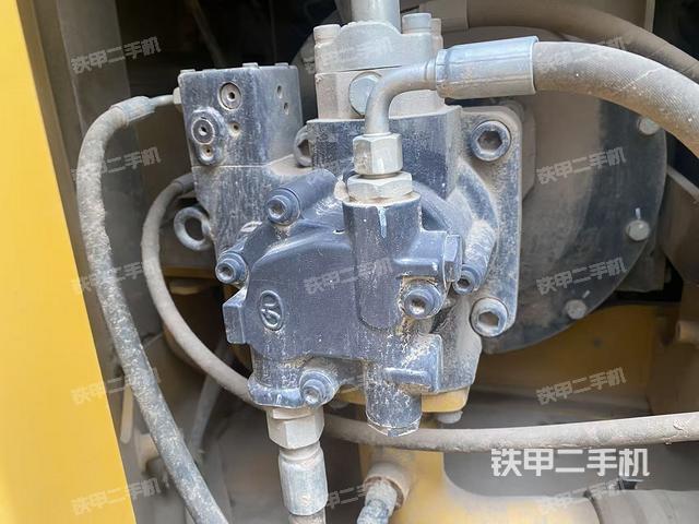 液压泵舱室正面整体（整机外观）