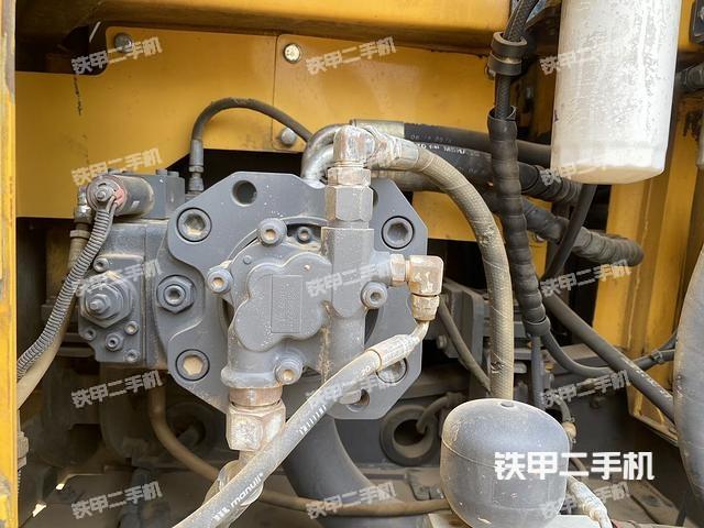 液壓泵艙室正面整體（整機外觀）