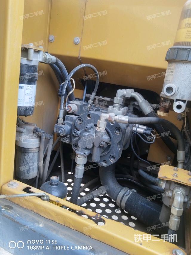 液压泵舱室正面整体（整机外观）