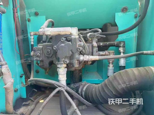 液压泵舱室正面整体（整机外观）