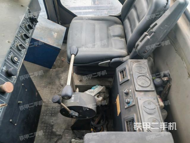 右側(cè)正面照（壓路機駕駛室）