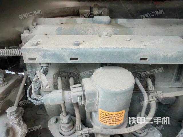 發(fā)動機左側(cè)全景（壓路機發(fā)動機艙）