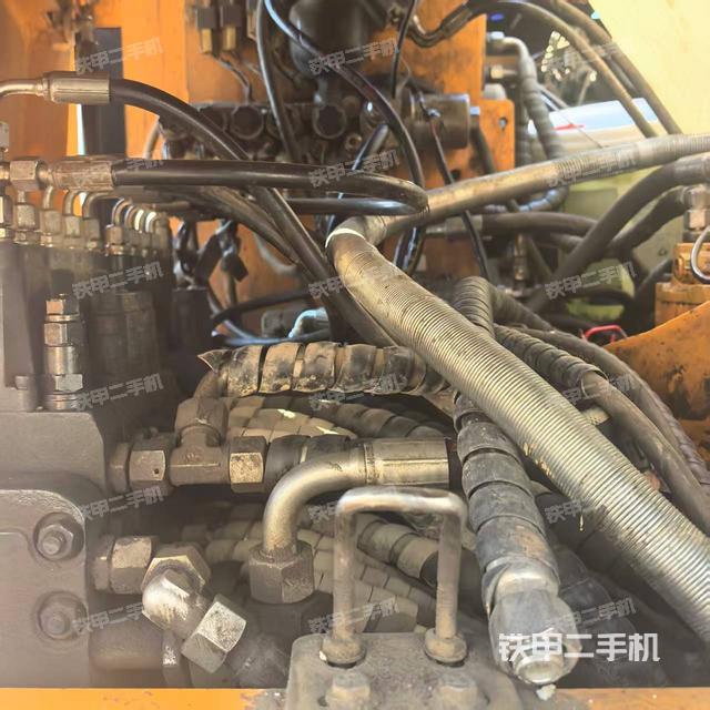 回转马达和主控阀（整机外观）