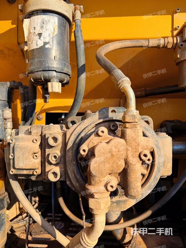 液压泵舱室正面整体（整机外观）