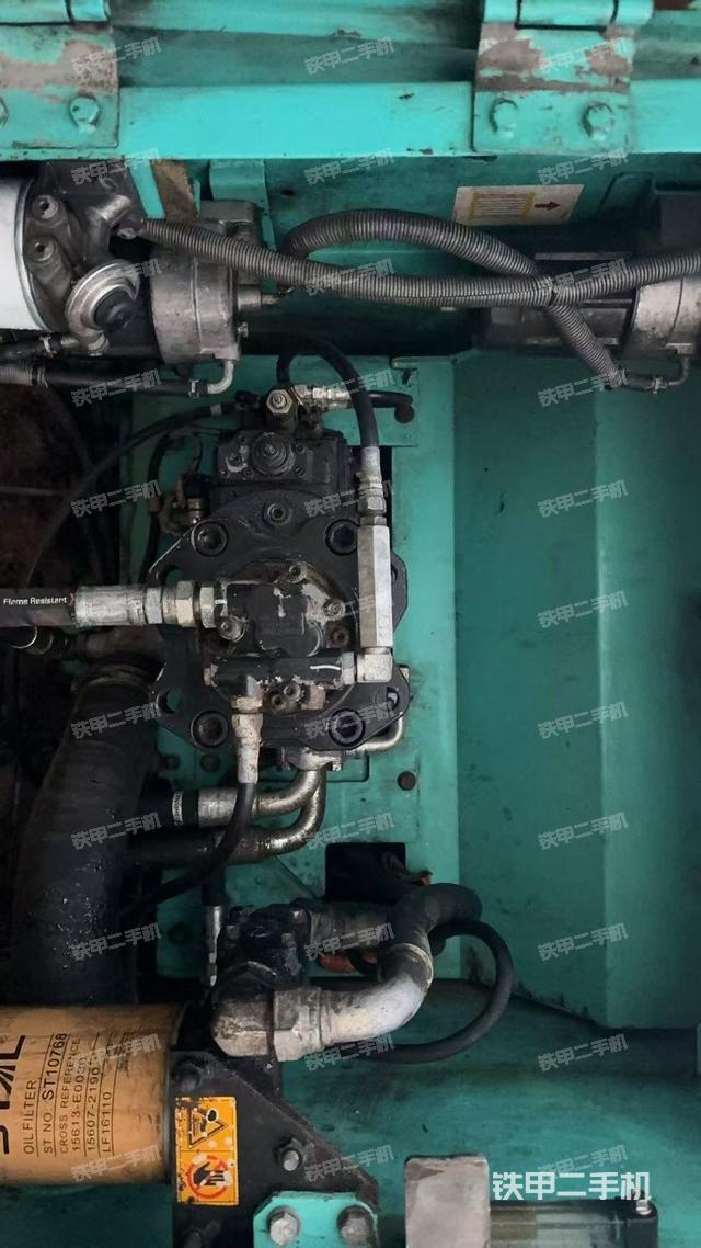 液壓泵艙室正面整體（整機外觀）