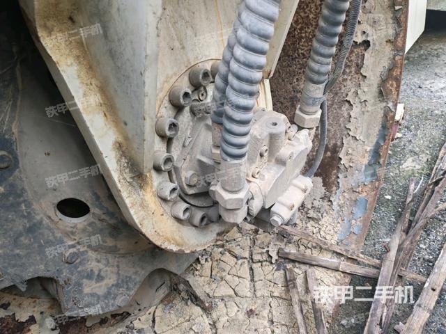 前車架正左側(cè)（壓路機前后車架）