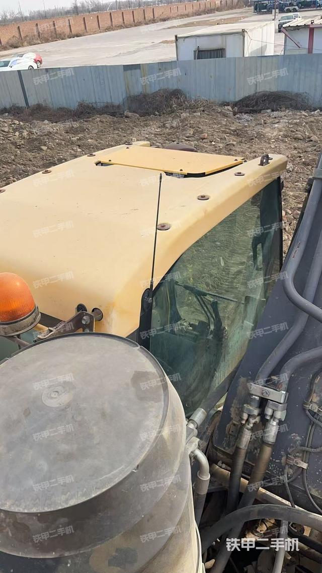 駕駛室頂部（整機外觀）