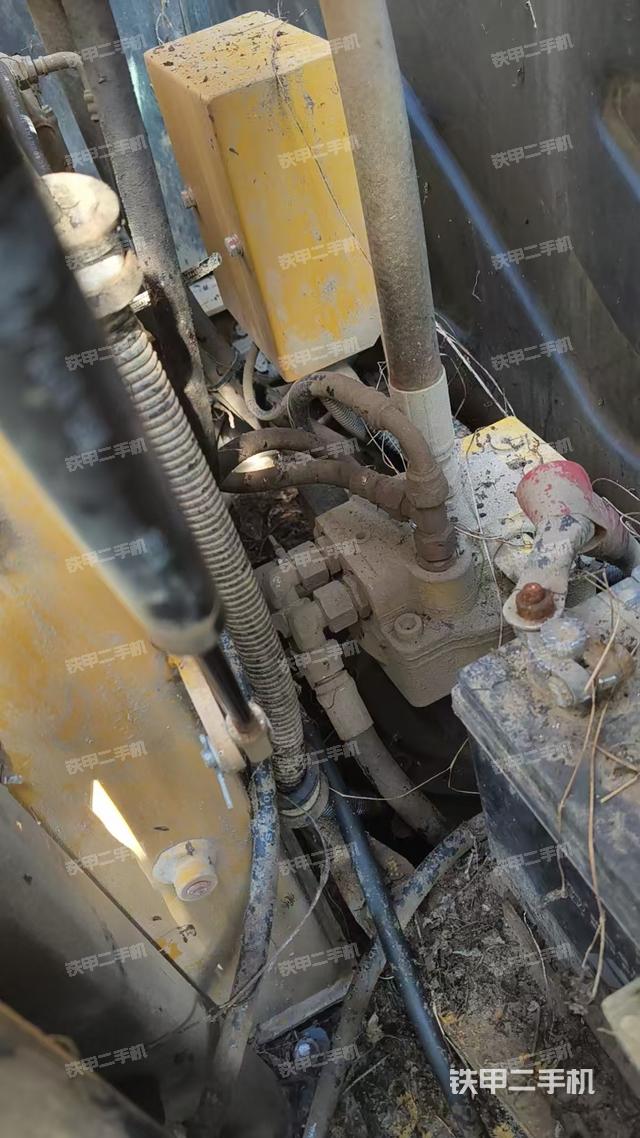 回转马达和主控阀（整机外观）